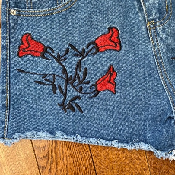Rose embroidered denim shorts - Picture 2 of 5